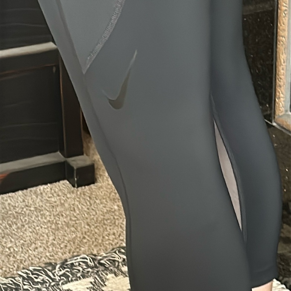 Really nice cropped Nike dri-fit leggings